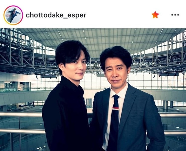 【写真】大泉洋＆岡田将生、向かい合い“微笑む”名シーンの2ショット