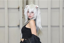 へそ出し衣装のVTuber“獅白ぼたん”コスプレ…山中おくら「ウイッグセットでは立体感＆毛流れにこだわり」＜池ハロ2025＞
