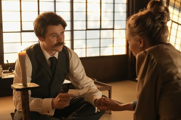 ヘブン(トミー・バストウ)とイライザ(シャーロット・ケイト・フォックス)