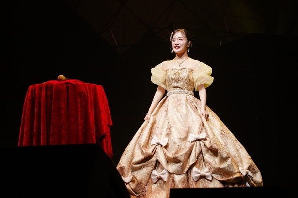 最後は、ゴールデンマイクを置いてステージを後にした