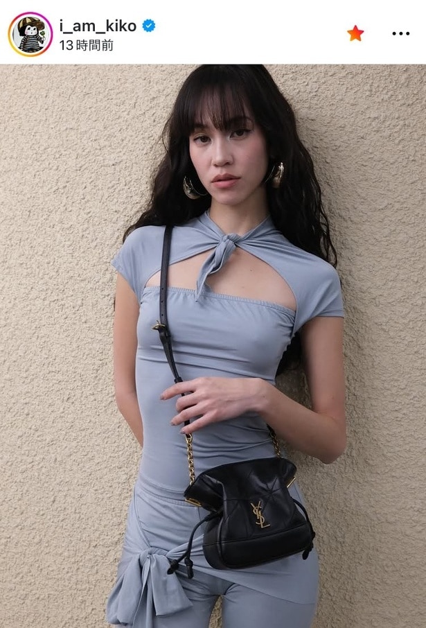 【写真】水原希子、“ボディ・ライン”際立つストレッチ素材のスモーキーなブルーグレーのショット