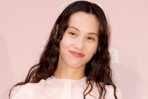 水原希子、“ボディ・ライン”際立つストレッチ素材のスモーキーなブルーグレーの姿に「美しい」「クール」の声