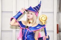 ブラック・マジシャン・ガールに扮するレースクイーン×コスプレイヤー「衣装が際立つメークを意識」＜池ハロ2025＞