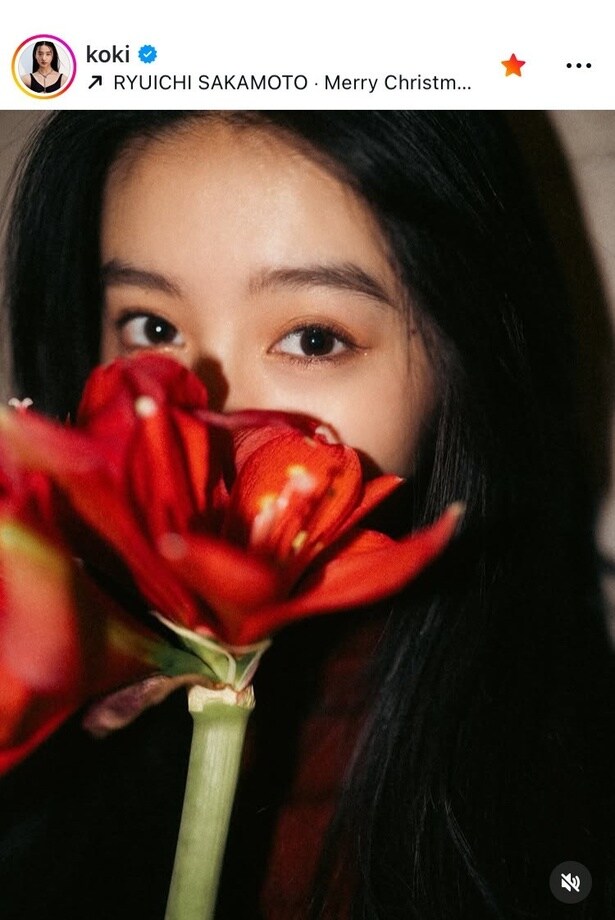 【写真】Koki,深紅のアマリリスを近づけたつぶらな瞳が魅惑的な気品のある美顔フォト