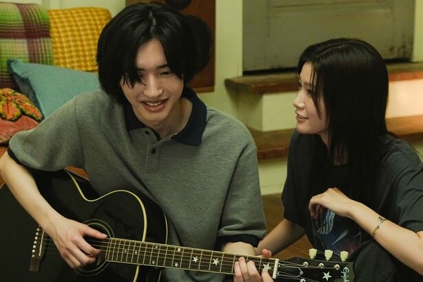 道枝駿介“春人”が生見愛瑠“綾音”からギターを教わるシーン<君が最後に遺した歌>