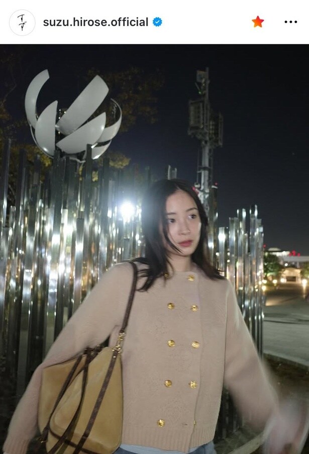 【写真】広瀬すず、路上でニット・カーディガン姿