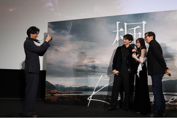 (写真左から)北島岬、福士蒼汰、福原遥、行定勲監督