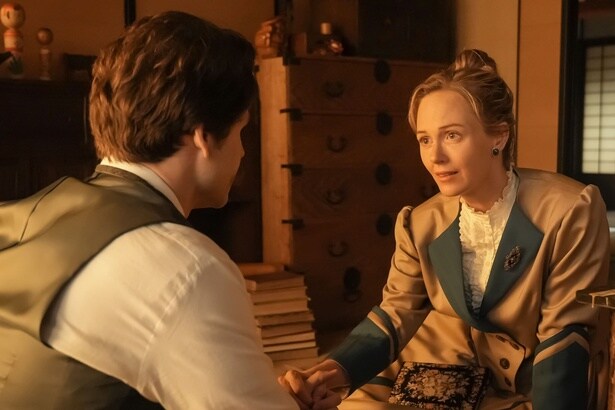 イライザ(シャーロット・ケイト・フォックス)はヘブン(トミー・バストウ)を海外に誘う＜ばけばけ＞