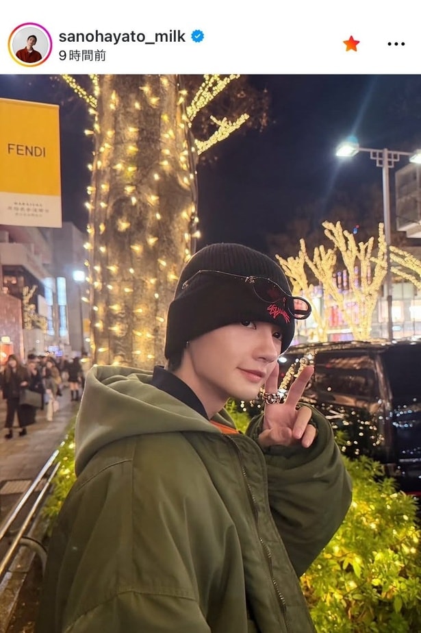 【写真】佐野勇斗、表参道のイルミネーションの中でニット帽にピースサインのショット