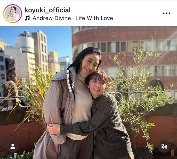 【写真】小雪、ニット姿の上白石萌歌が抱きつく笑顔のドラマ撮影現場のツーショット