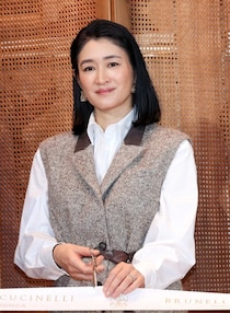 小雪、ニット姿の上白石萌歌が抱きつくドラマ撮影現場の笑顔のツーショットに「とても美しい」と反響