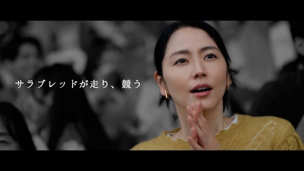 祈るようにレースを見守る長澤まさみ※提供画像