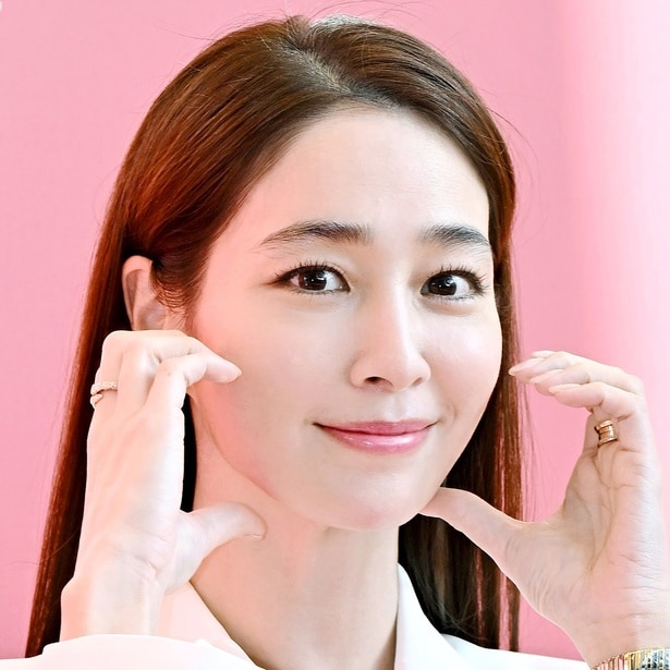 夫イ・ビョンホンとの“おしどり夫婦”ぶりも話題の美女優イ・ミンジョンとは？　最新作では“美しき偽札デザイナー”に