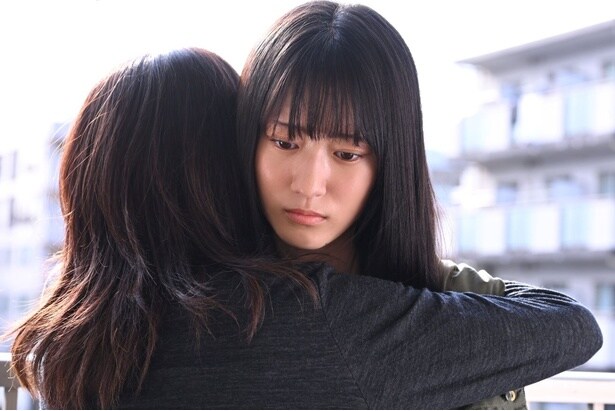 まどか(崎本紗衣)は家に戻り、母と和解