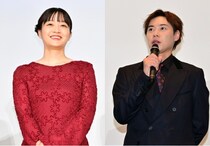 深川麻衣＆戸塚純貴、思い出のスナック「イマクニ」でクランクアップに「お疲れ様」の声＜良いこと悪いこと＞