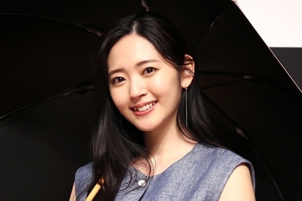 鈴木愛理、シースルーの黒ワンピースコーデに「目が釘付け」「何でも似合う」の声<推しが上司になりまして>