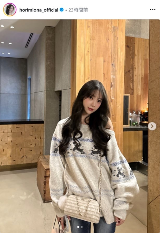 【写真】ふわふわヘアとオフショルニットコーデがかわいすぎる