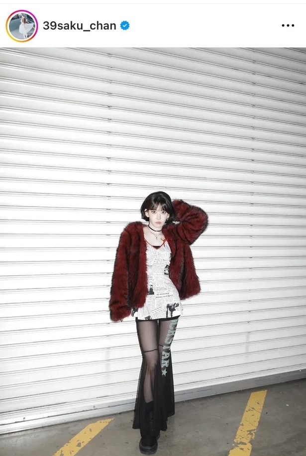 【写真】宮脇咲良、ファージャケット&シースルーから覗く色白美脚姿