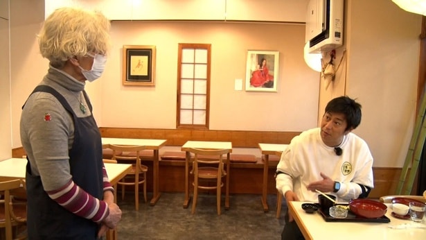 オススメメニューを食べながら、お店の特徴などを尋ねる尾形