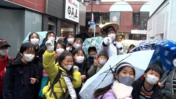 尾形を見つけて声をかけてきた下校途中の小学生たちと記念撮影