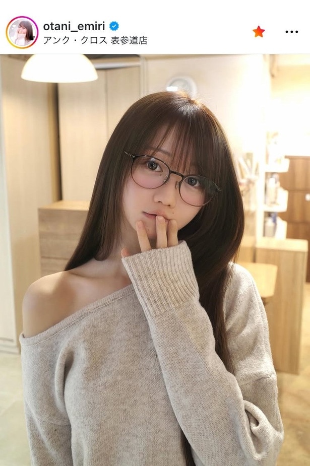 【写真】谷映美里、美デコルテ＆美肩あらわな“すっぴんメガネ”フォト