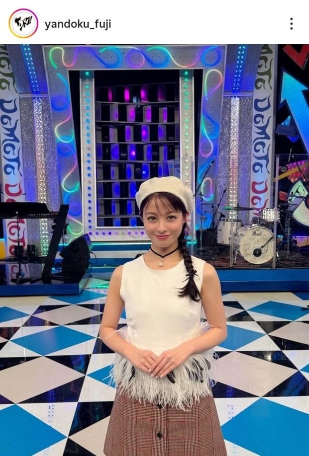 【写真】白のノースリーブニットがかわいすぎる橋本環奈
