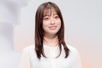 橋本環奈、白のノースリーブニットがかわいすぎるスマイルショットに「お姫様ビジュ」の声＜ヤンドク！＞