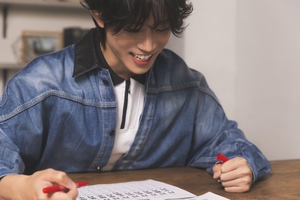 答え合わせをして悔しがる高橋健介