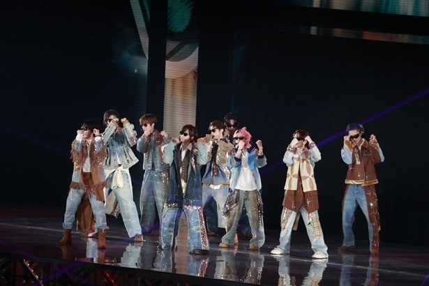 9人がサングラス姿で「カリスマックス」を披露