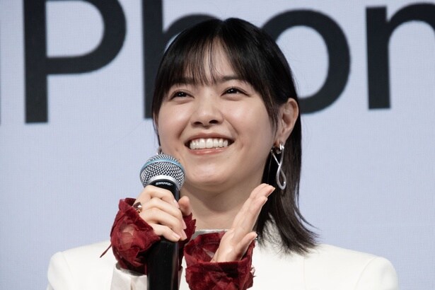 「au 新IPhone発売イベント」に登壇した西野七瀬