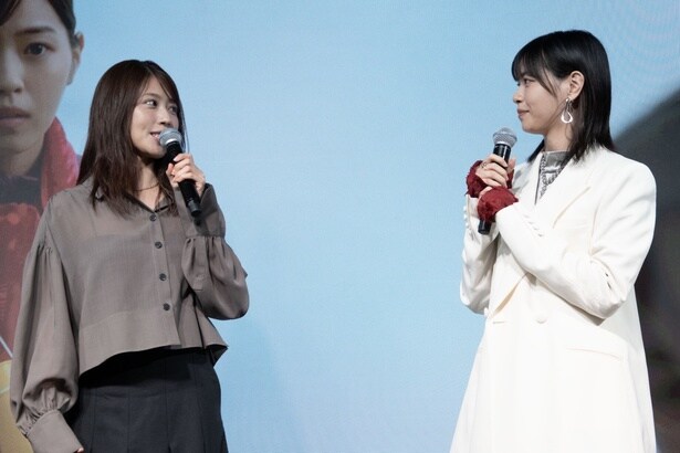 auの違うシリーズのCMに出演している有村架純と西野七瀬がお互いの印象を語り合う