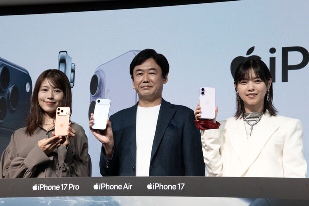 (写真左より)有村架純、KDDI株式会社・松田浩路社長、西野七瀬