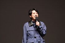 ＜８番出口＞“歩く男”(河内大和)が釜山映画祭のレッドカーペットに出現し大歓声　二宮和也も舞台あいさつで「アニョハセヨ！」