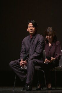 岡田准一「ひとつだけ言っておくと、ぼく燃えます」　藤崎ゆみあ＆藤井道人監督とワールドプレミアに登場＜イクサガミ＞