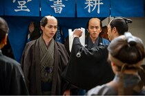 横浜流星“蔦重”は絶版を言い渡される…そして尾美としのり“喜三二”、岡山天音“春町”らも苦境に立たされる＜べらぼう＞