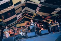 柴田聡子、バンドセットならではの多彩なサウンドで観客を魅了　衝撃のDUBミックスも披露＜SWEET LOVE SHOWER 2025＞