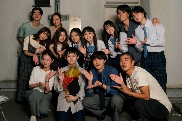 「僕達はまだその星の校則を知らない」生徒役キャストがクランクアップ