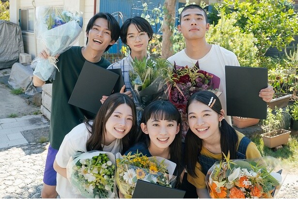 「僕達はまだその星の校則を知らない」生徒役キャストがクランクアップ