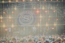 11年連続出演の04 Limited Sazabys、“ホーム”の観客とともに作り上げた熱狂のステージ＜SWEET LOVE SHOWER 2025＞