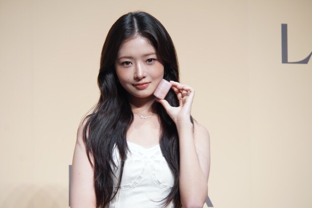 IVEレイ、ホワイトのミニワンピース姿で登場 メークへのこだわりを明かす「肌を出来るだけ軽く自然に見せることを大切に」