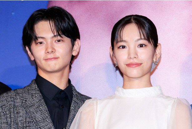 映画「ストロベリームーン 余命半年の恋」完成披露試写会に登壇した當真あみ(写真右)、齋藤潤