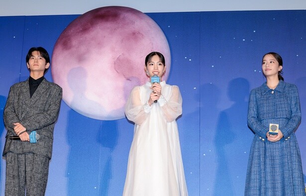 齋藤潤、當真あみ、池端杏慈(写真左から)