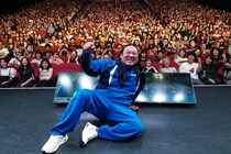 秋山竜次「歴史のない合同イベントの第1弾、今日という日に乾杯！」観客を巻き込んださまざまな爆笑企画を実施＜地図とホームビデオに乾杯祭りin有楽町＞