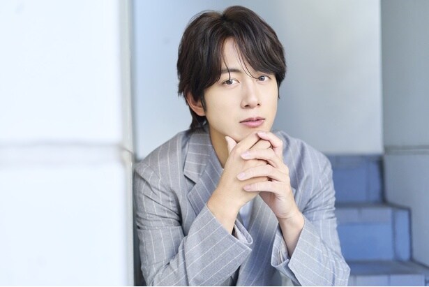 チェーホフ原作の舞台「狩場の悲劇」で、主人公・セルゲイを演じる溝端淳平