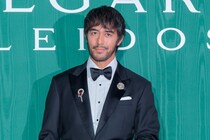 阿部寛、ブルガリのジュエリーを身に着け登場「身が引き締まる感じがします」