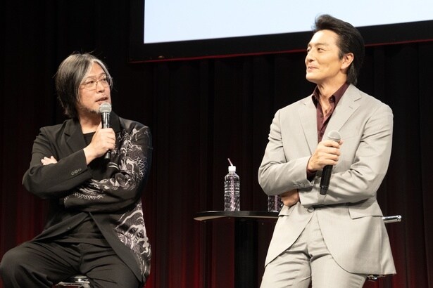 横山昌義が本宮泰風に「こんなの出来たりします?」と提案して「出来ますよ」と答えたことでコラボが実現