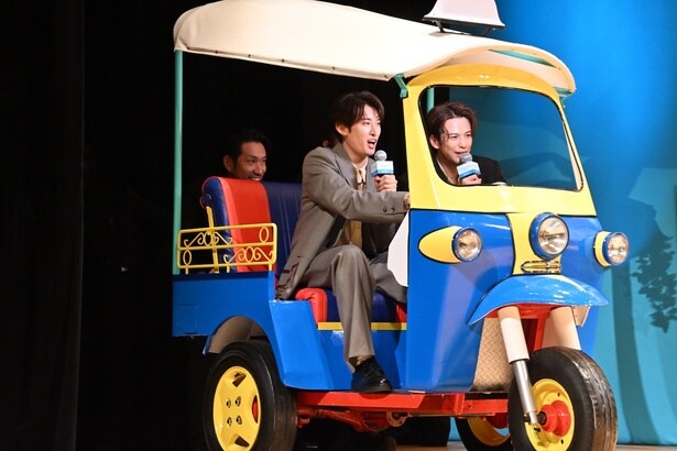 タイ名物トゥクトゥクに乗る向井康二と森崎ウィン
