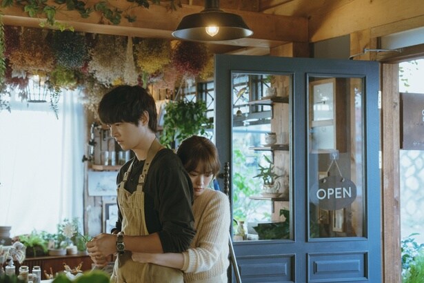 つらい思いをしているヘ(ソン・ジュンギ)を抱きしめるジェヨン(チョン・ウヒ)