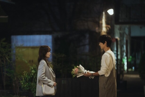 子供の頃に花束を捨てたことを謝るヘ(ソン・ジュンギ)