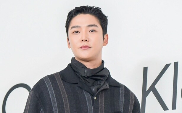 190cmの高身長“国民の年下男子”ロウンとは？最新ドラマ「濁流」では大胆イメチェンで無精ひげの荒くれ者に